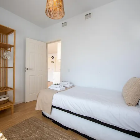 But Quiet, Pool And Wifi - Fibre Apartment