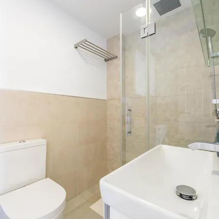 But Quiet, Pool And Wifi - Fibre Apartment *
